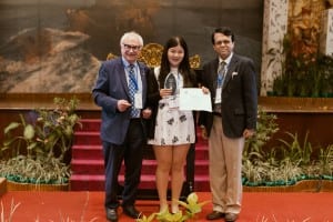 Ern-Chun Hong (Taiwan) receives her award